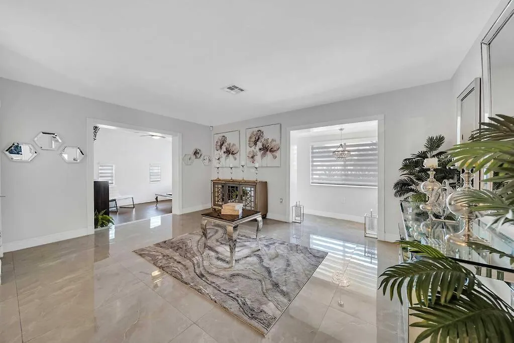 Sunny Retreat, 4br House With Private Pool, Family Friendly, Min From Airport & Beaches *