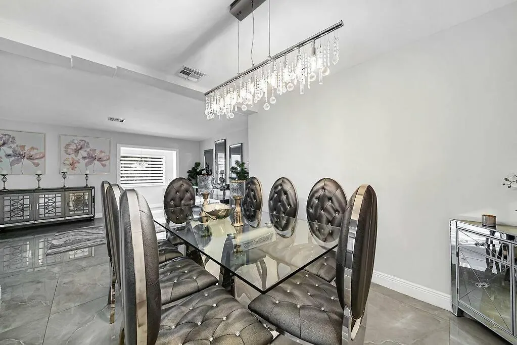 Sunny Retreat, 4br House With Private Pool, Family Friendly, Min From Airport & Beaches Holiday home *