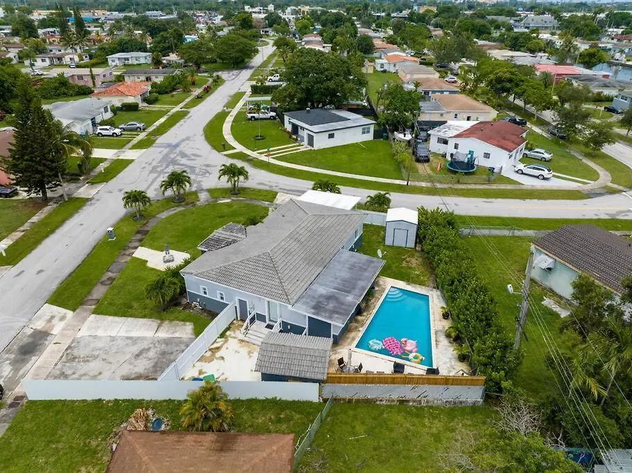 Holiday home Sunny Retreat, 4br House With Private Pool, Family Friendly, Min From Airport & Beaches *