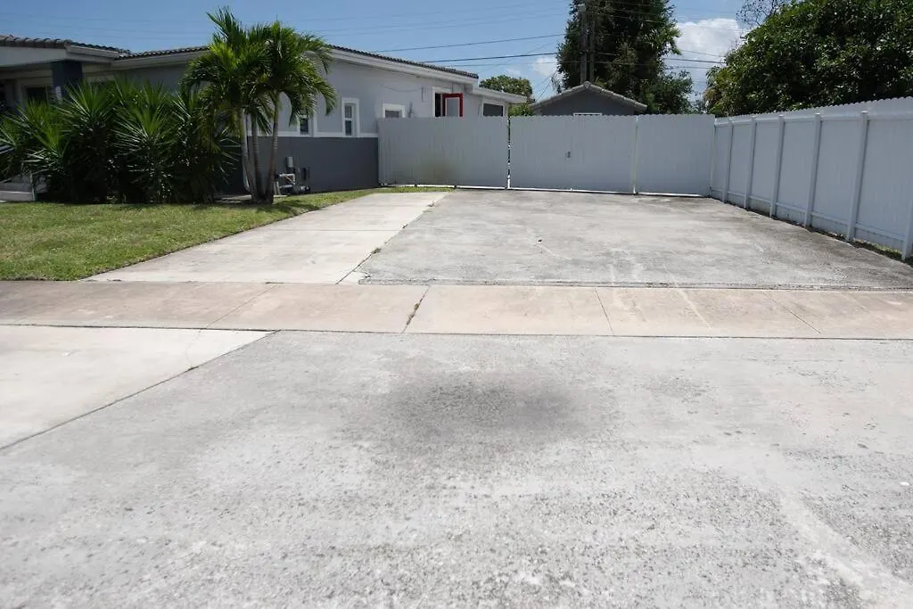 Sunny Retreat, 4br House With Private Pool, Family Friendly, Min From Airport & Beaches Holiday home *