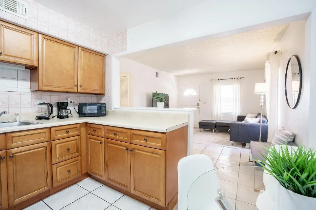 Modern 2 Bedroom In The Heart Of Wynwood Art District Apartment *