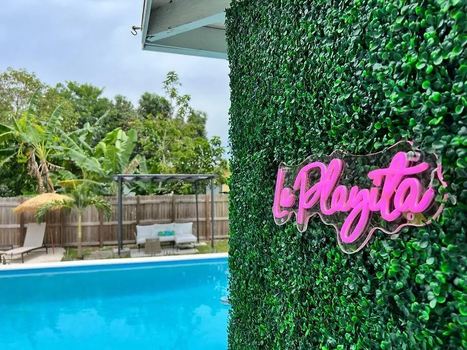 Villa La Playita 4-br Heated Pool 16 Guests Miami