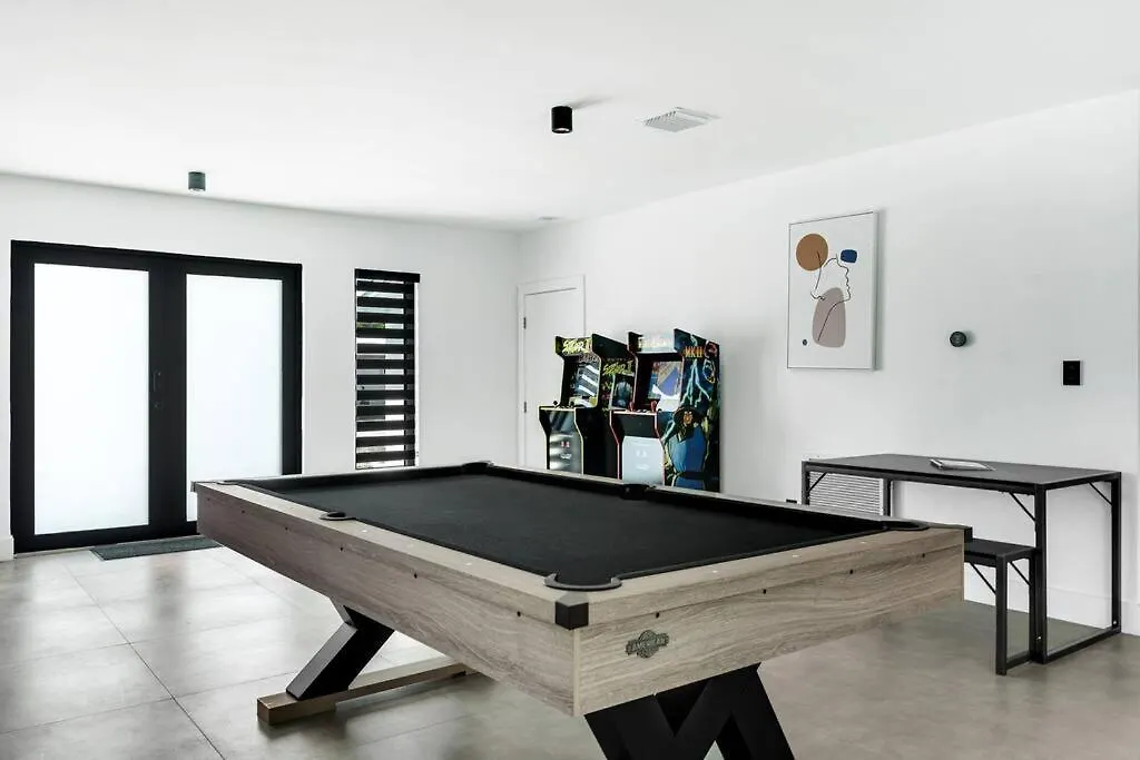 Heated Pool Modern 5 Bedrooms House 10 Minutes To The Ocean Holiday home Miami
