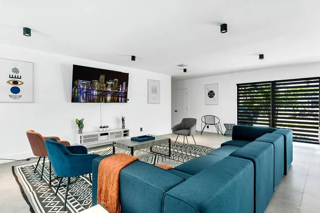 Heated Pool Modern 5 Bedrooms House 10 Minutes To The Ocean *