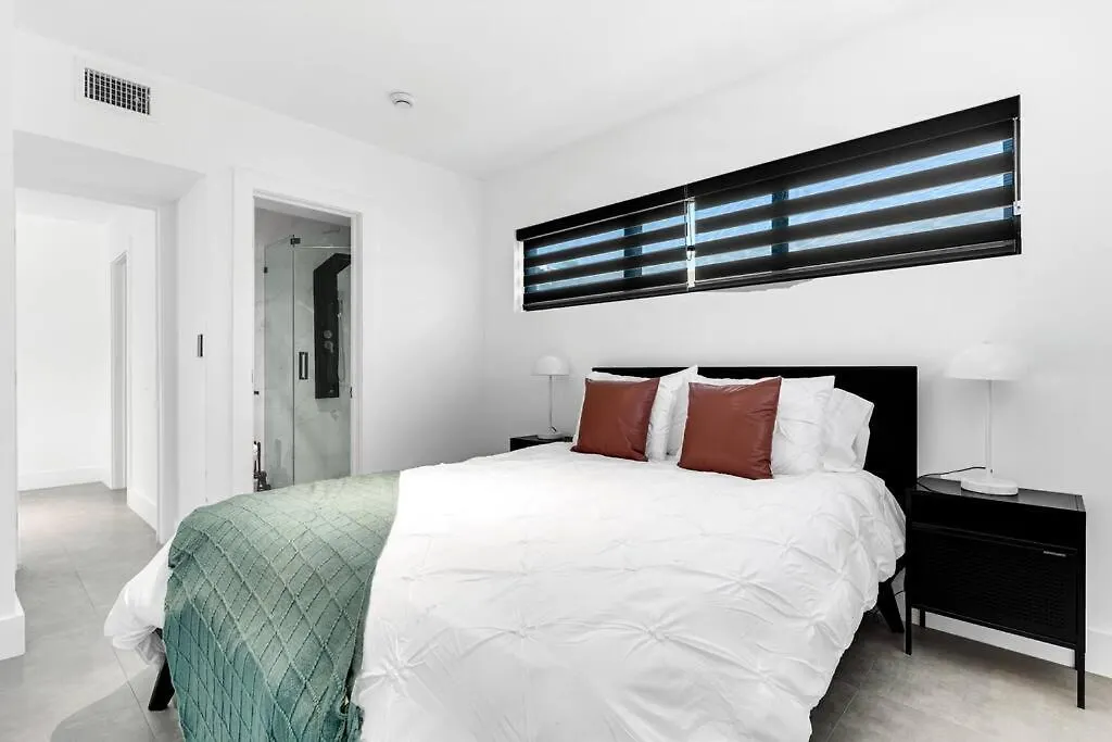 Heated Pool Modern 5 Bedrooms House 10 Minutes To The Ocean Holiday home *