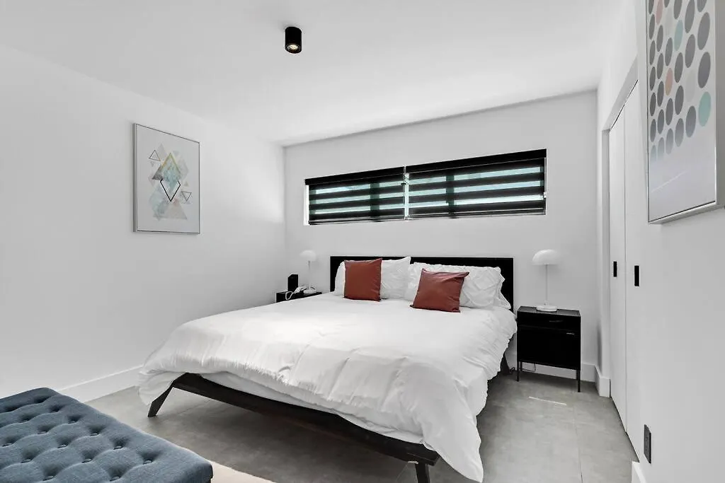 Heated Pool Modern 5 Bedrooms House 10 Minutes To The Ocean Holiday home Miami