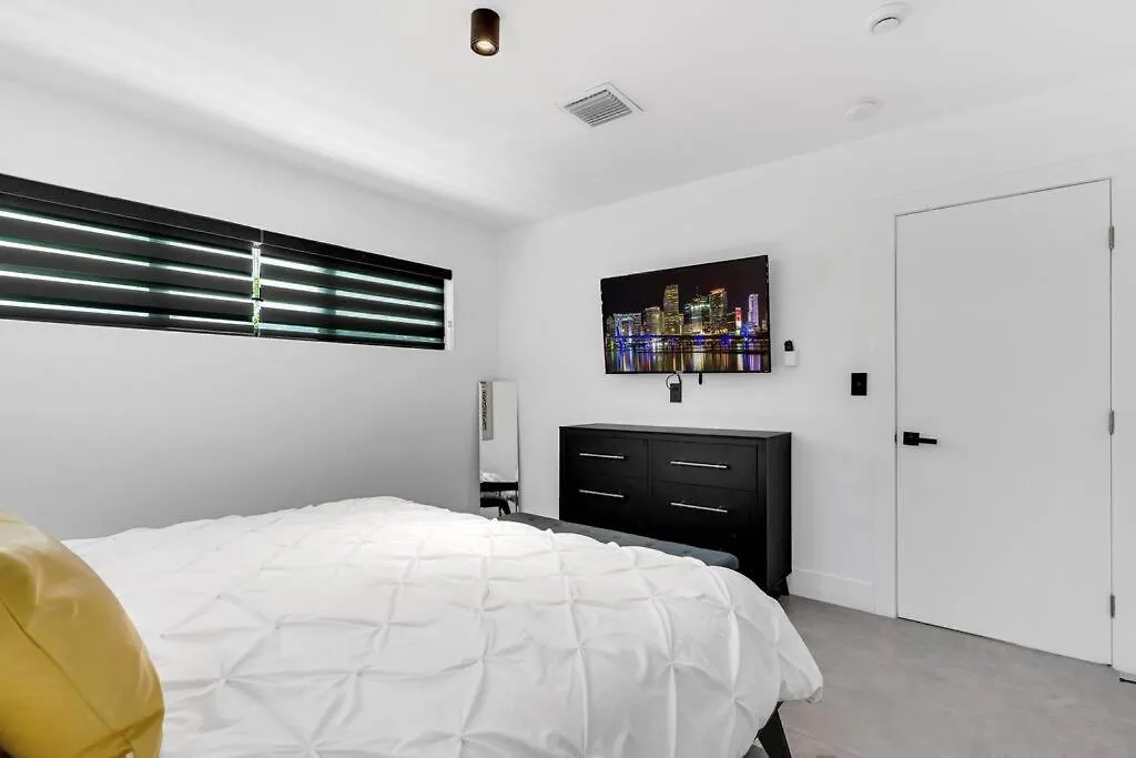 Heated Pool Modern 5 Bedrooms House 10 Minutes To The Ocean Holiday home