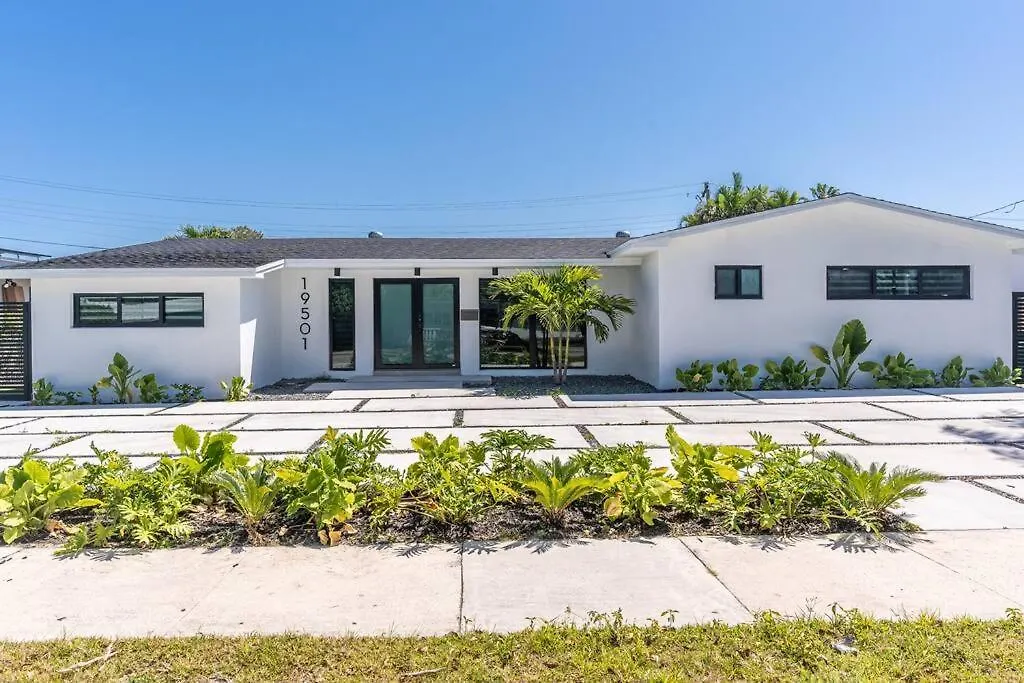 Heated Pool Modern 5 Bedrooms House 10 Minutes To The Ocean Holiday home *
