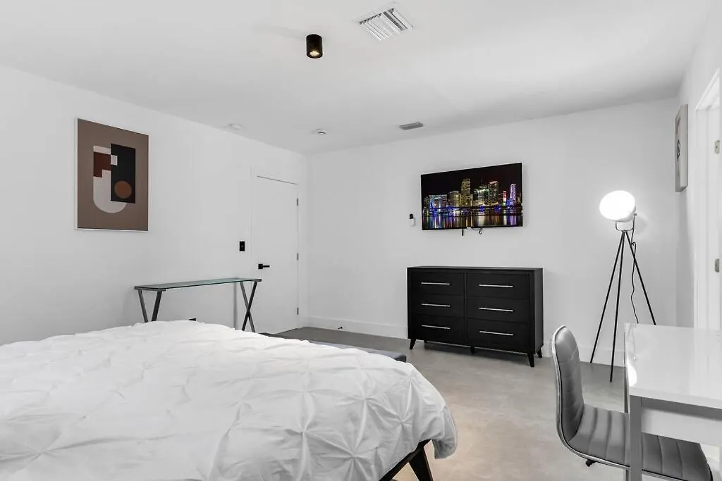 Heated Pool Modern 5 Bedrooms House 10 Minutes To The Ocean *