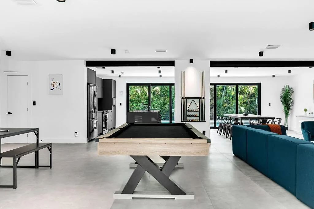 Heated Pool Modern 5 Bedrooms House 10 Minutes To The Ocean *