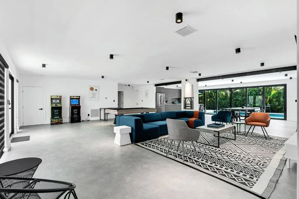 Heated Pool Modern 5 Bedrooms House 10 Minutes To The Ocean *