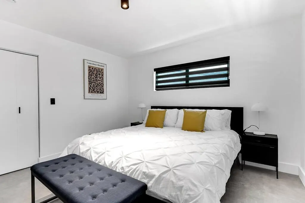 Heated Pool Modern 5 Bedrooms House 10 Minutes To The Ocean Holiday home Miami