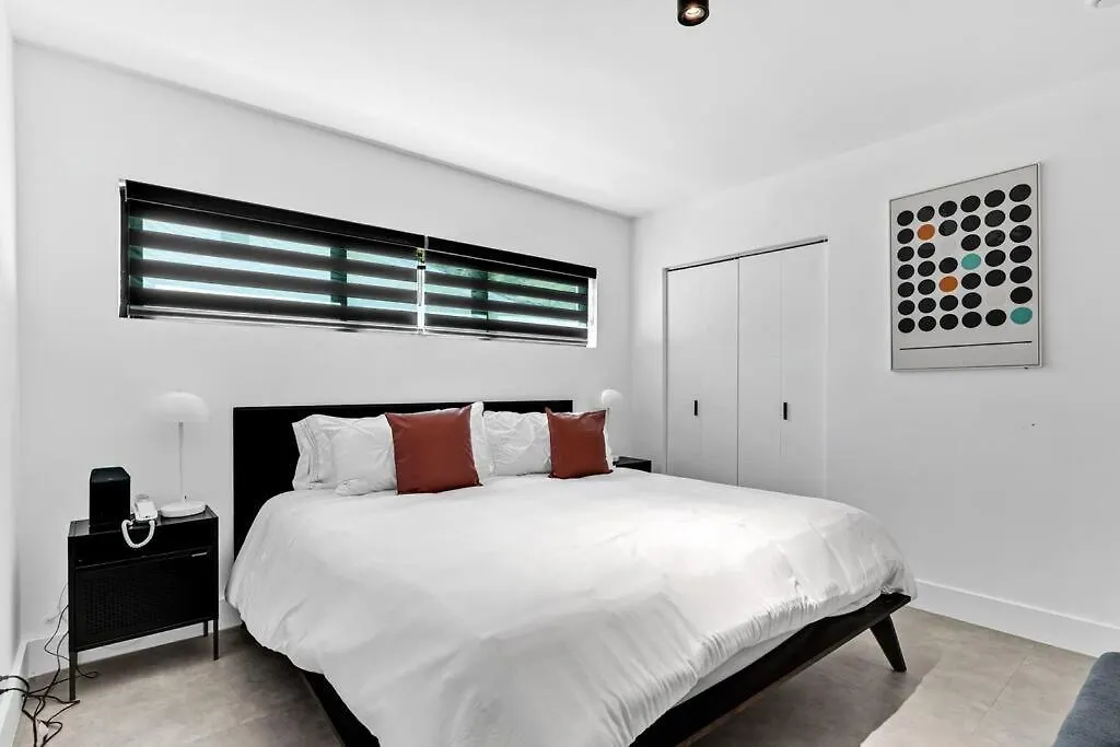 Heated Pool Modern 5 Bedrooms House 10 Minutes To The Ocean Holiday home Miami