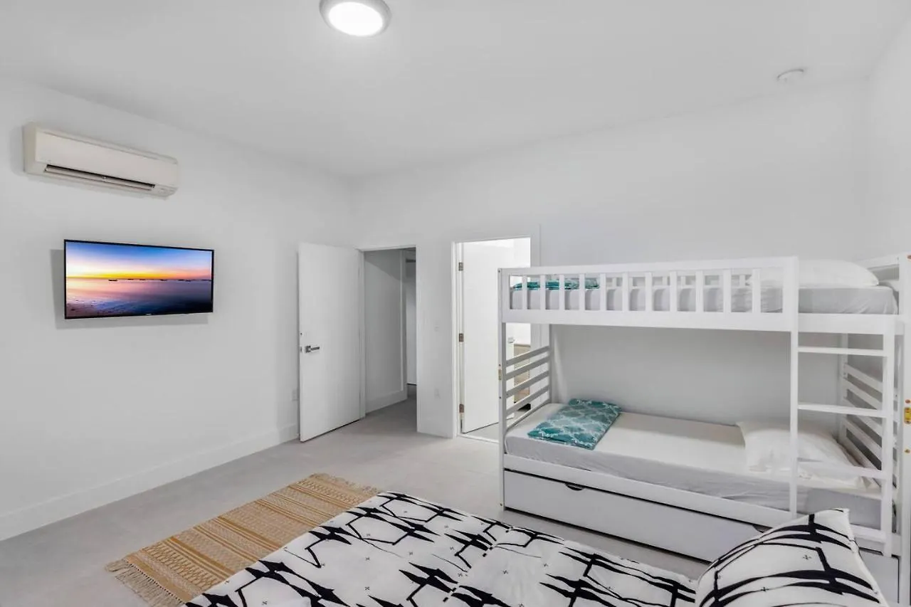 Up To 16 Guests! Modern House Near Wynwood Villa *