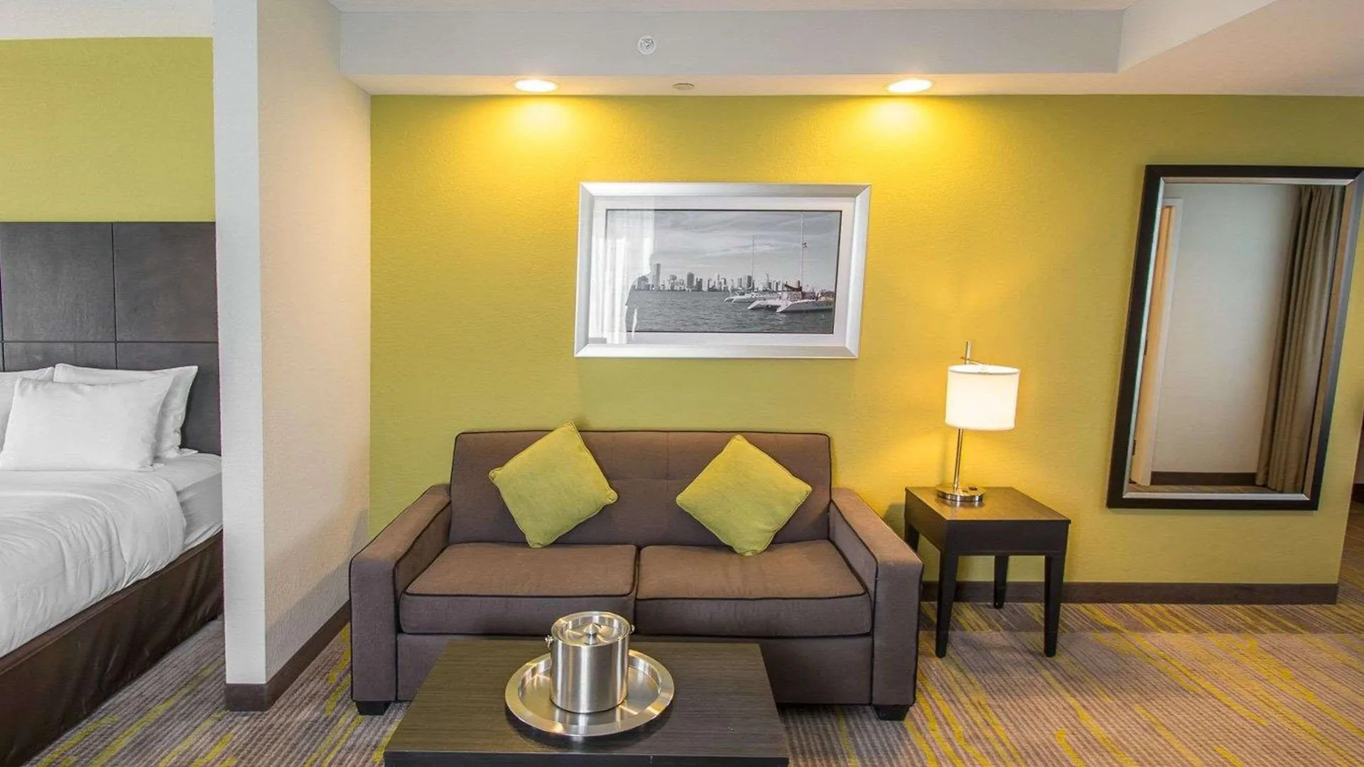 Hotel Comfort Miami Airport North 3*