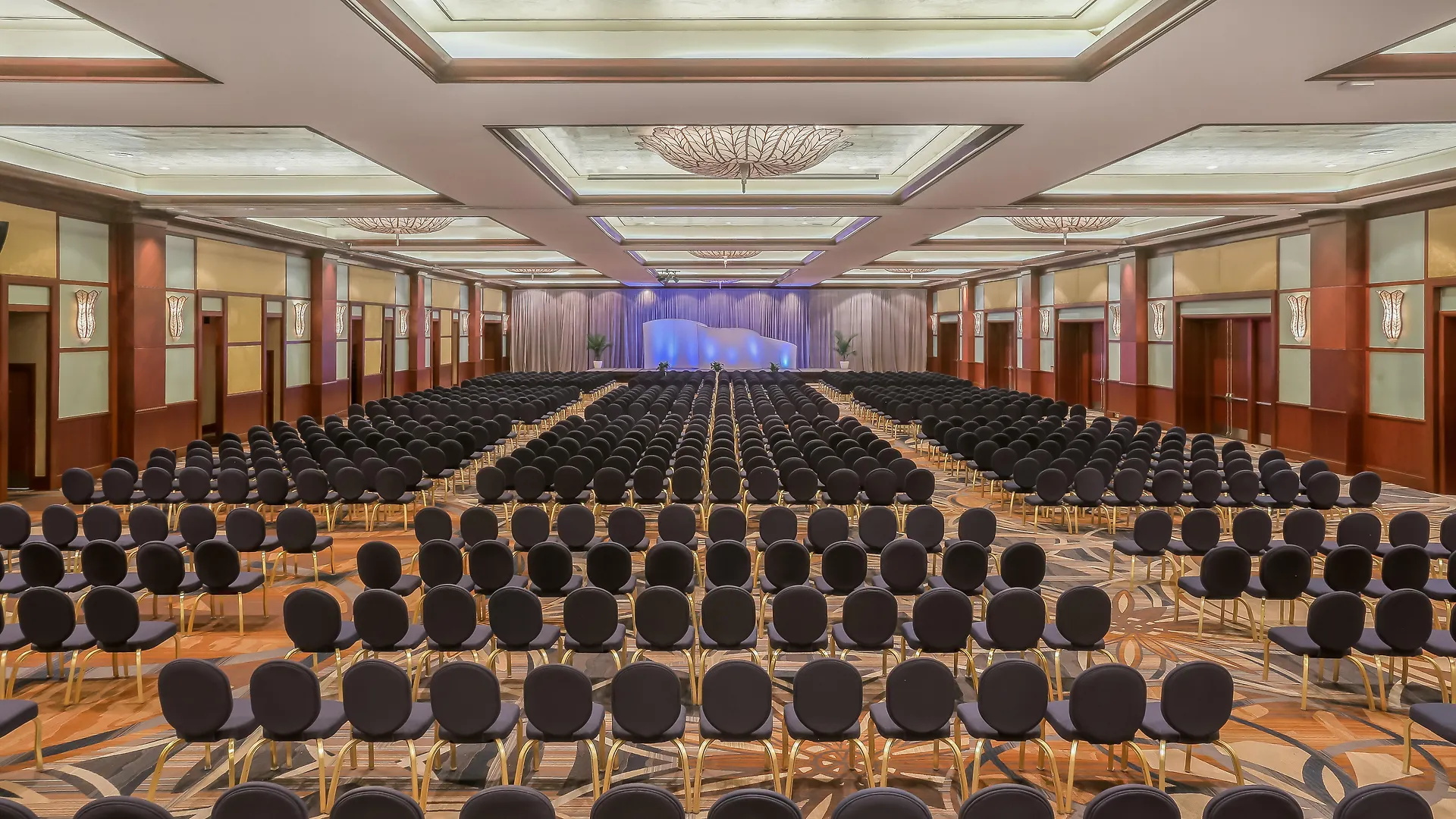 Intercontinental By Ihg Hotell