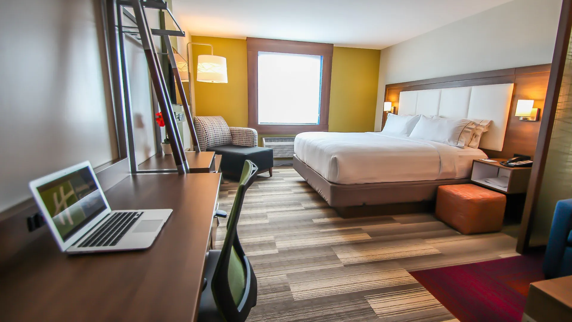 Express & Airport East By Ihg Hotel 3*