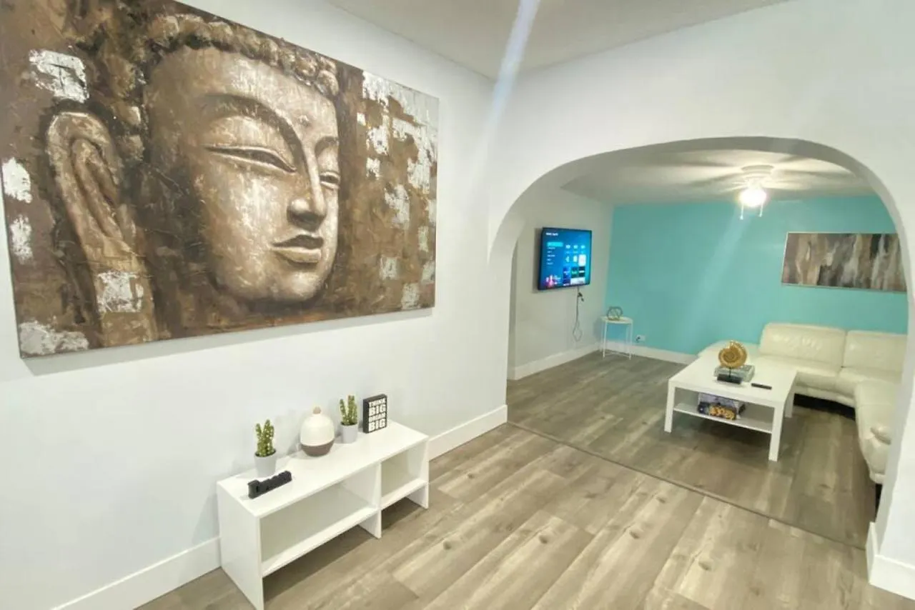 Comfy Stylish Near Airport Highway Holiday home *