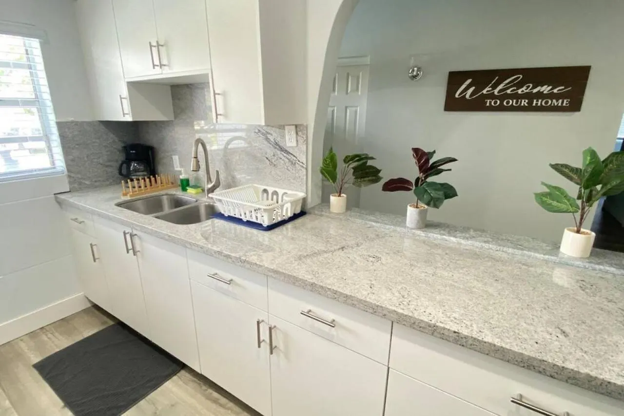 Comfy Stylish Near Airport Highway Holiday home