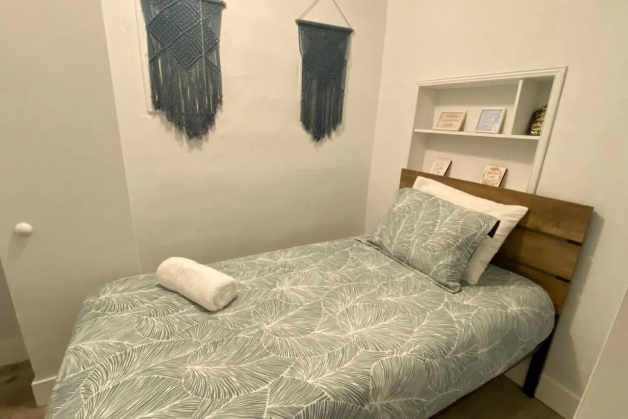 Comfy Stylish Near Airport Highway
