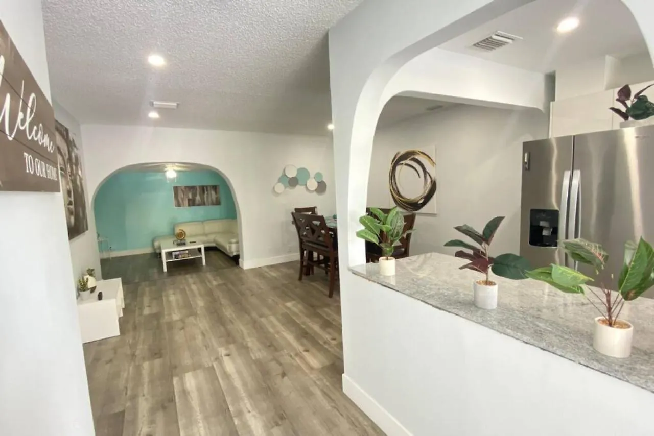 Comfy Stylish Near Airport Highway Holiday home *