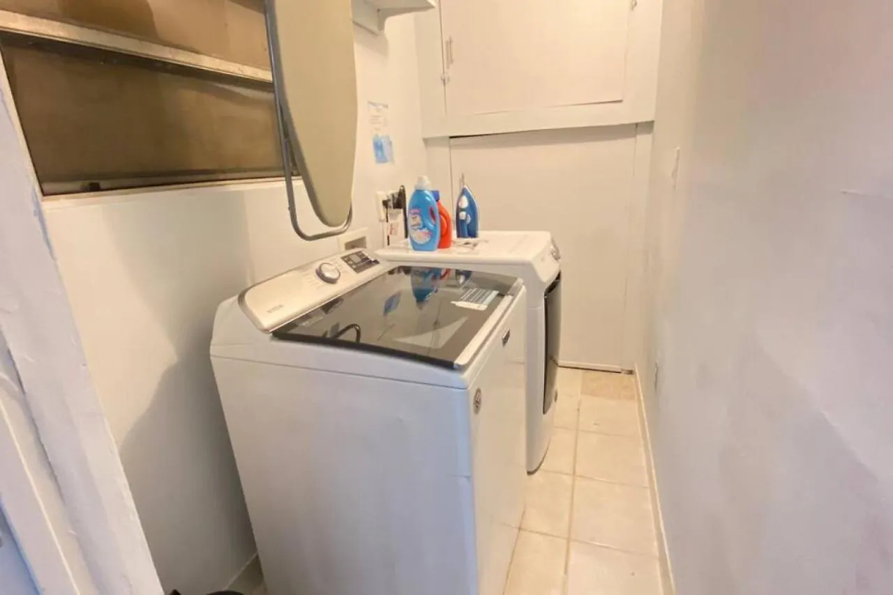 Comfy Stylish Near Airport Highway
