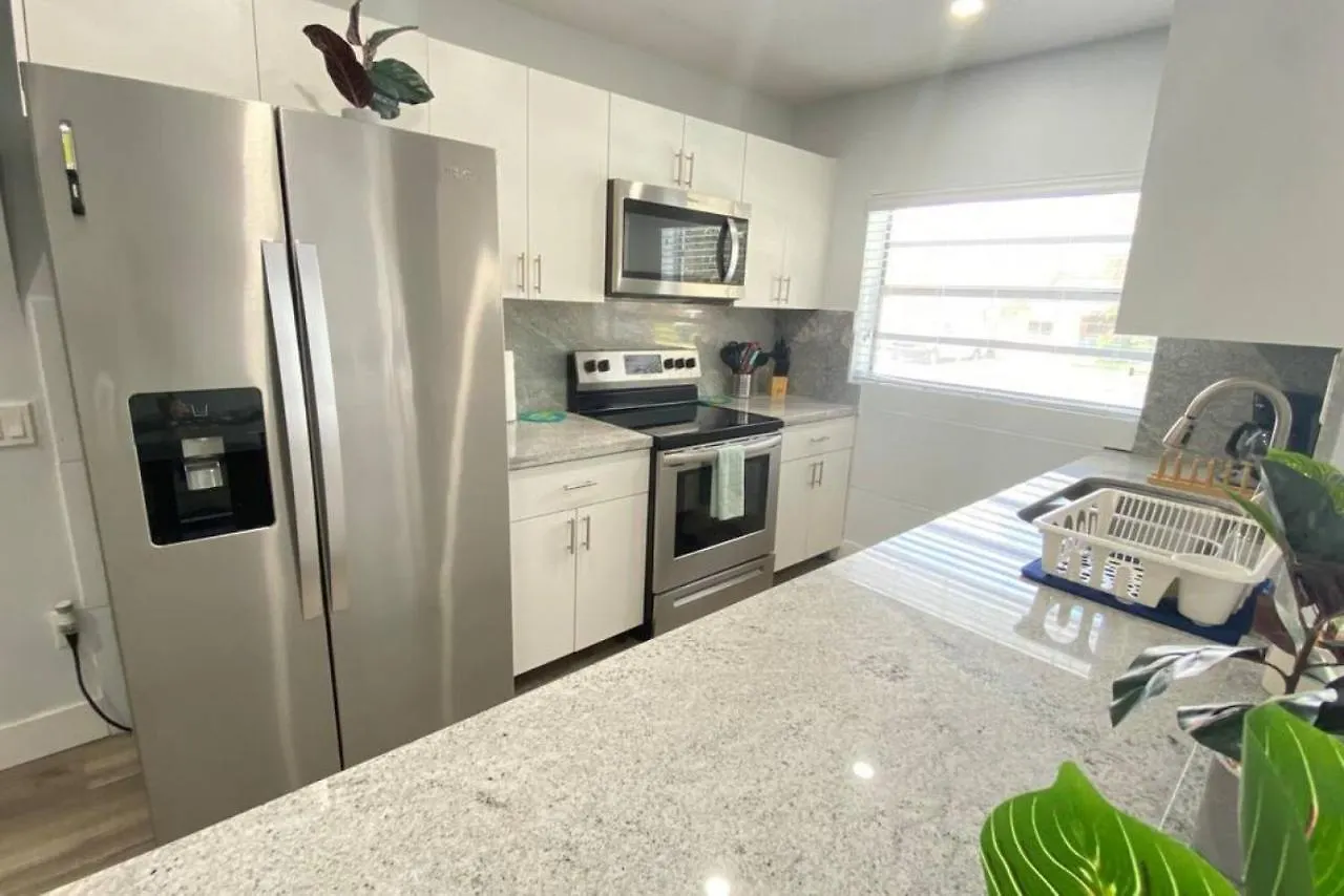 Comfy Stylish Near Airport Highway