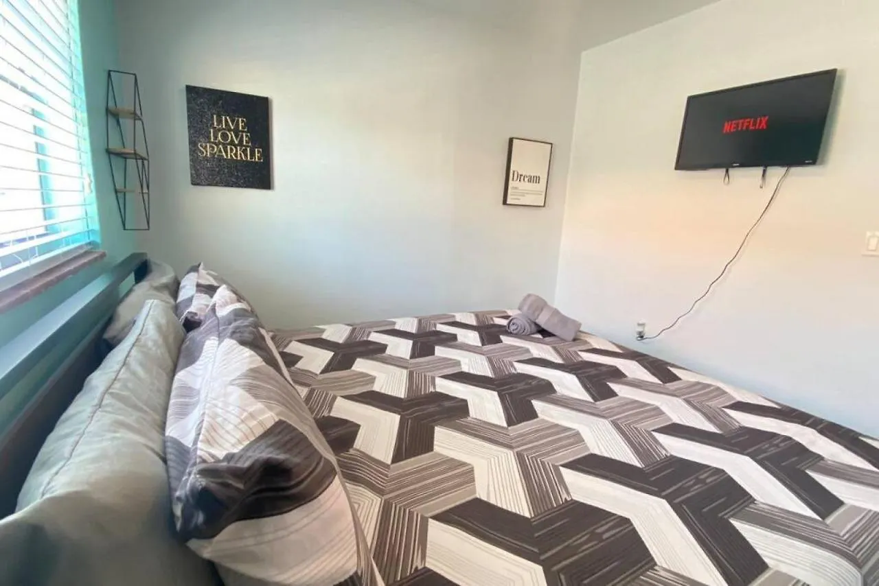 Comfy Stylish Near Airport Highway *