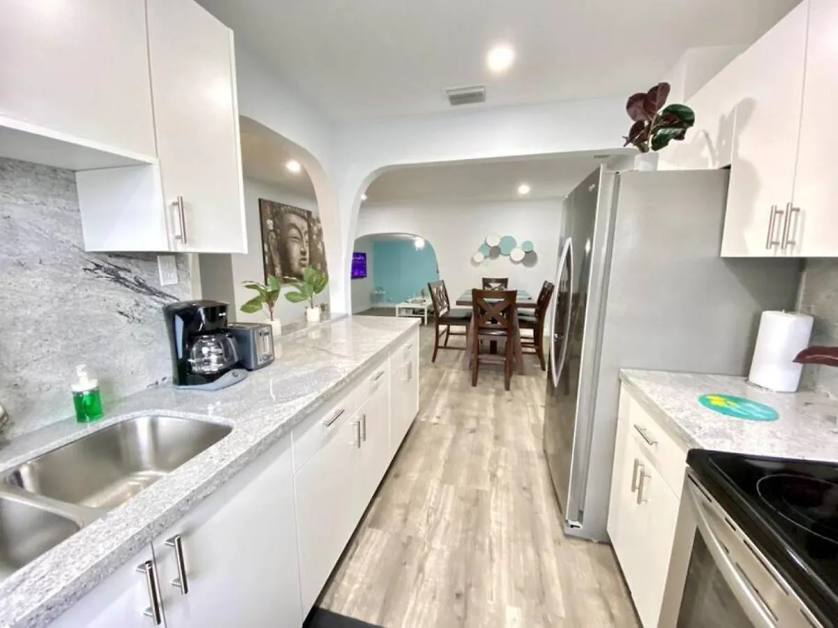 Comfy Stylish Near Airport Highway *