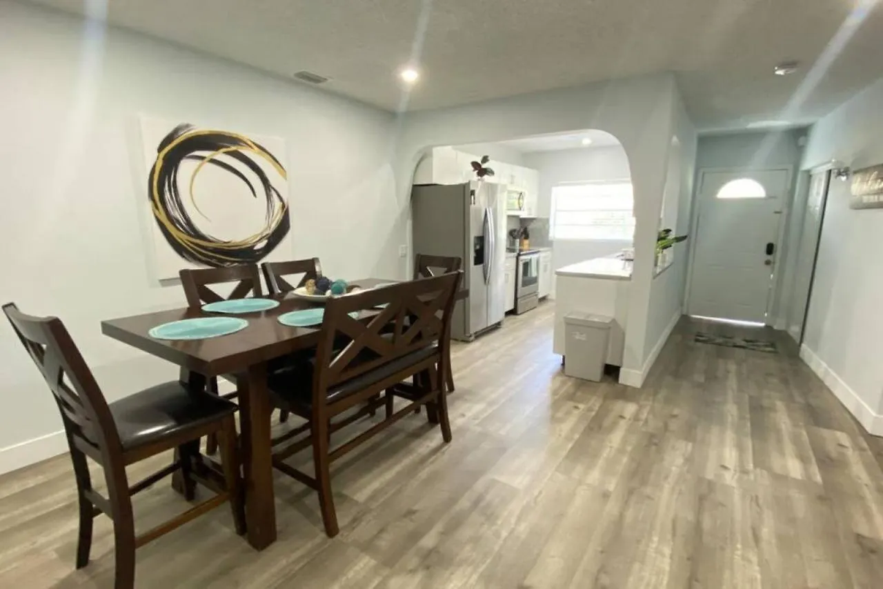 Comfy Stylish Near Airport Highway