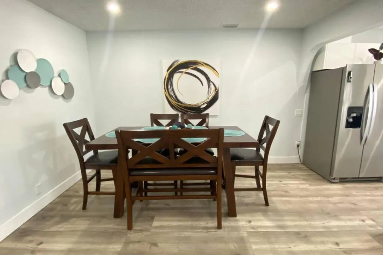 Comfy Stylish Near Airport Highway Holiday home *