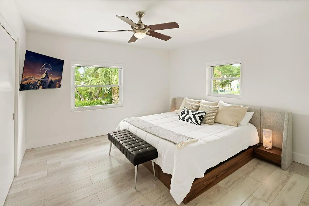 Oasis Vista Luxury Villa! 10 Min From Beach, Private Gym, Location! * Miami