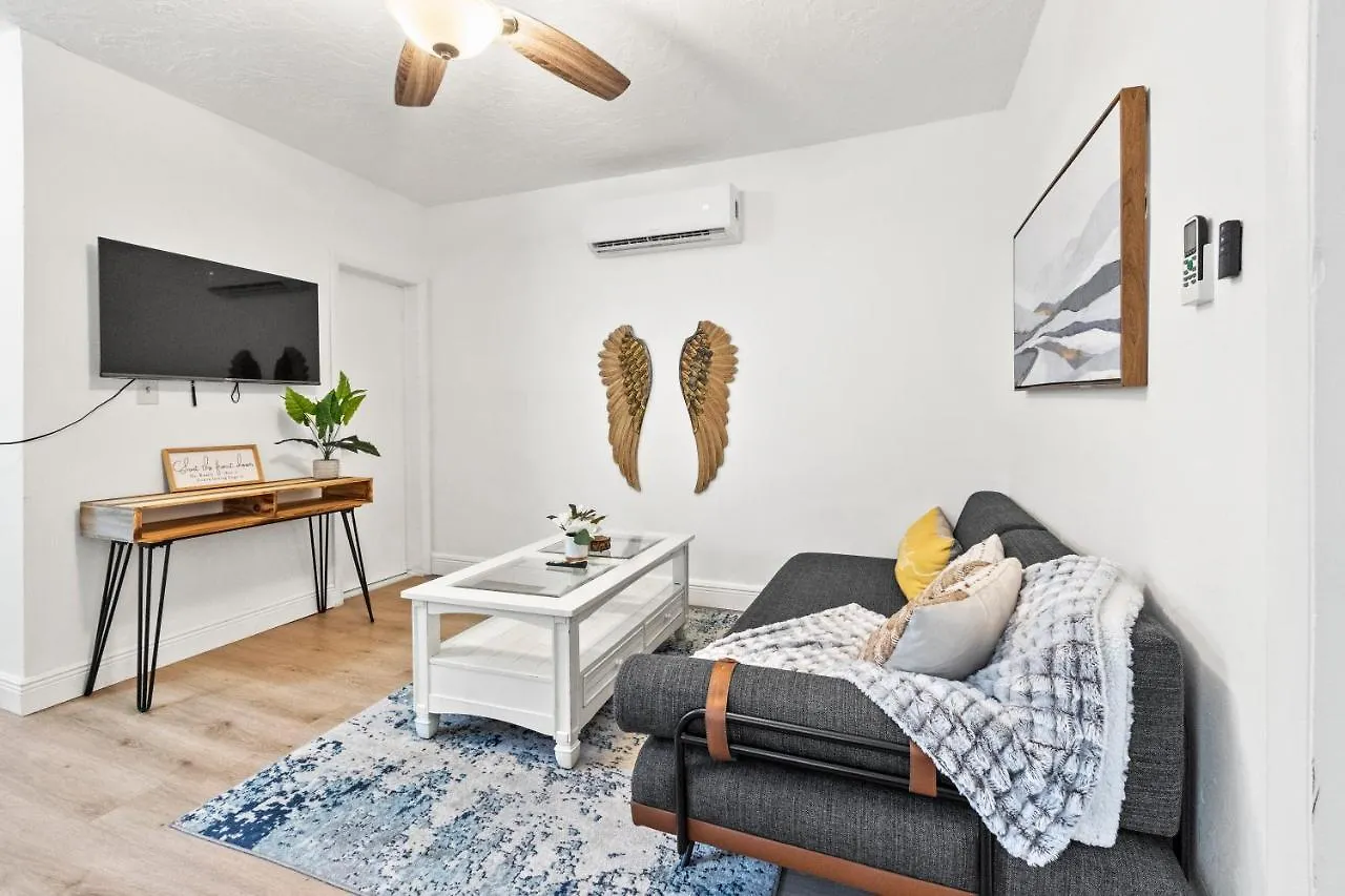 Intimate Casita Mia Minutes Away From Airport, Calle 8, Brickell, Coral Gables, The And More! Villa