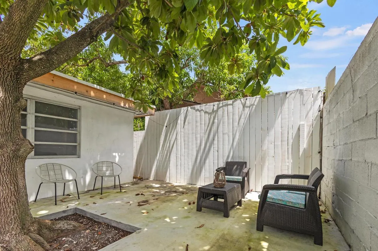 Villa Intimate Casita Mia Minutes Away From Airport, Calle 8, Brickell, Coral Gables, The And More!