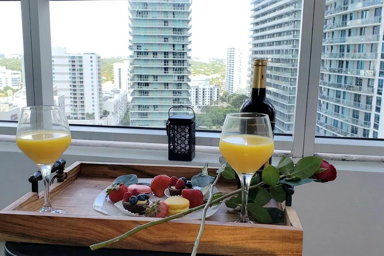 Apartment Amazing Located In Upscale-prime Location. Walking Distance To Restaurant Miami