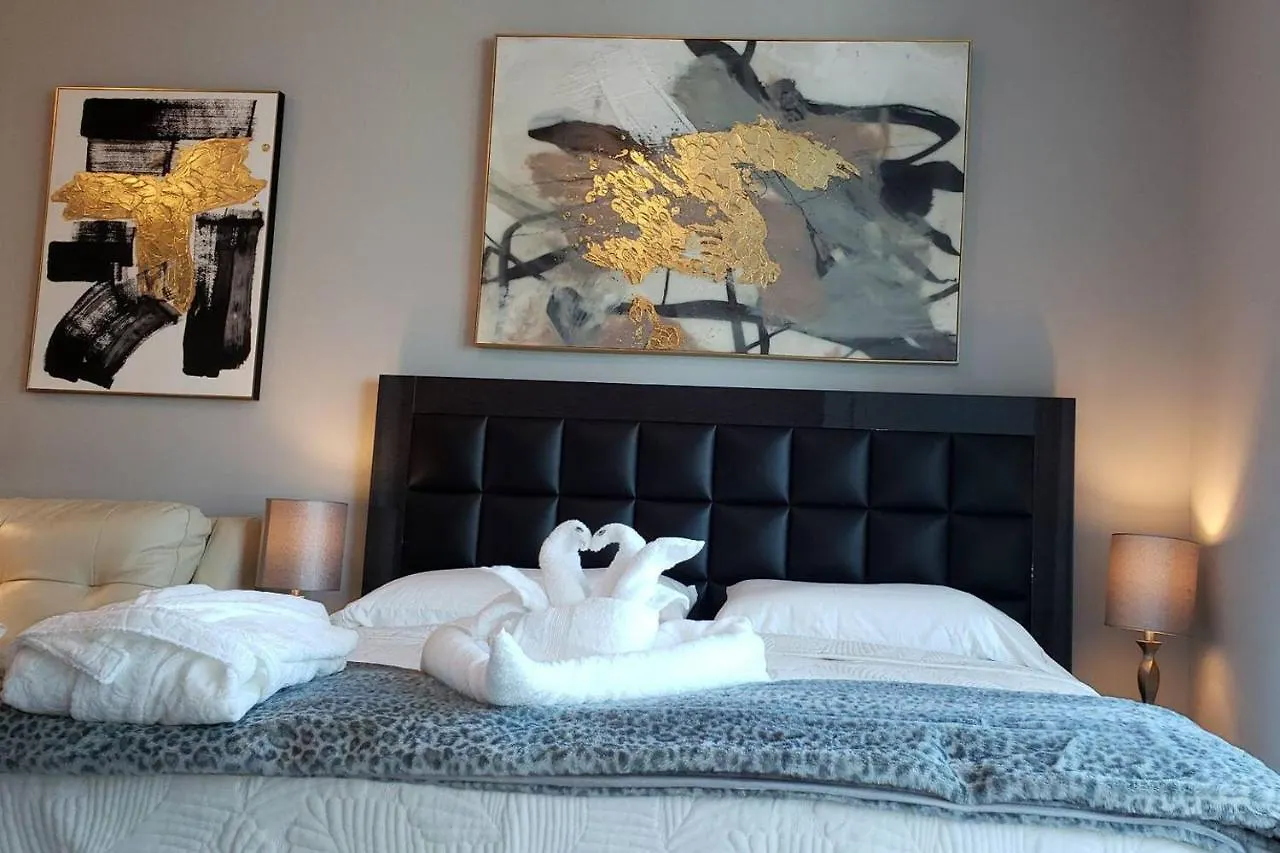 Apartment Amazing Located In Upscale-prime Location. Walking Distance To Restaurant *