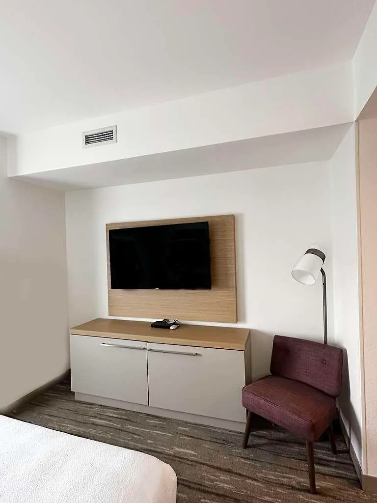 Hilton Garden Airport West 3*