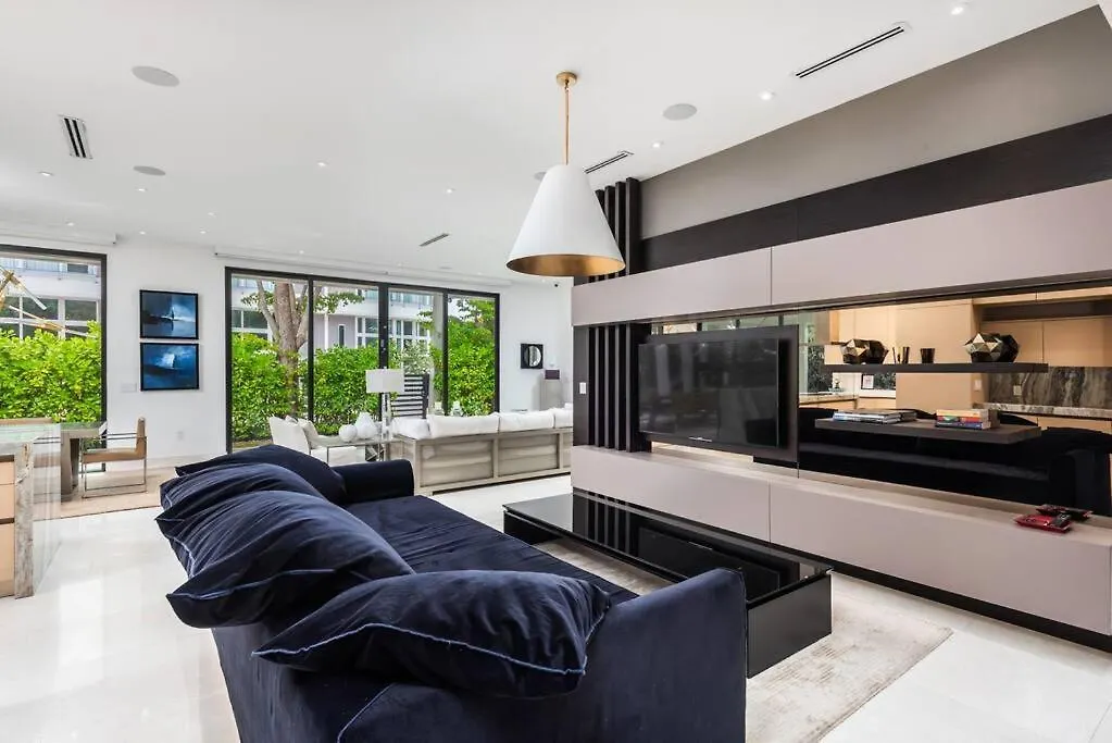 In The Design District With Heated Pool Sleeps 10 Holiday home