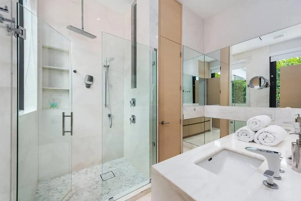 In The Design District With Heated Pool Sleeps 10 Miami