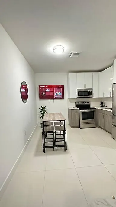 Apartment Stanza Hearth: Design District With Workstation Miami