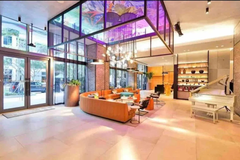 Modern & Beautifully Furnished Apt Midtown Apartment *