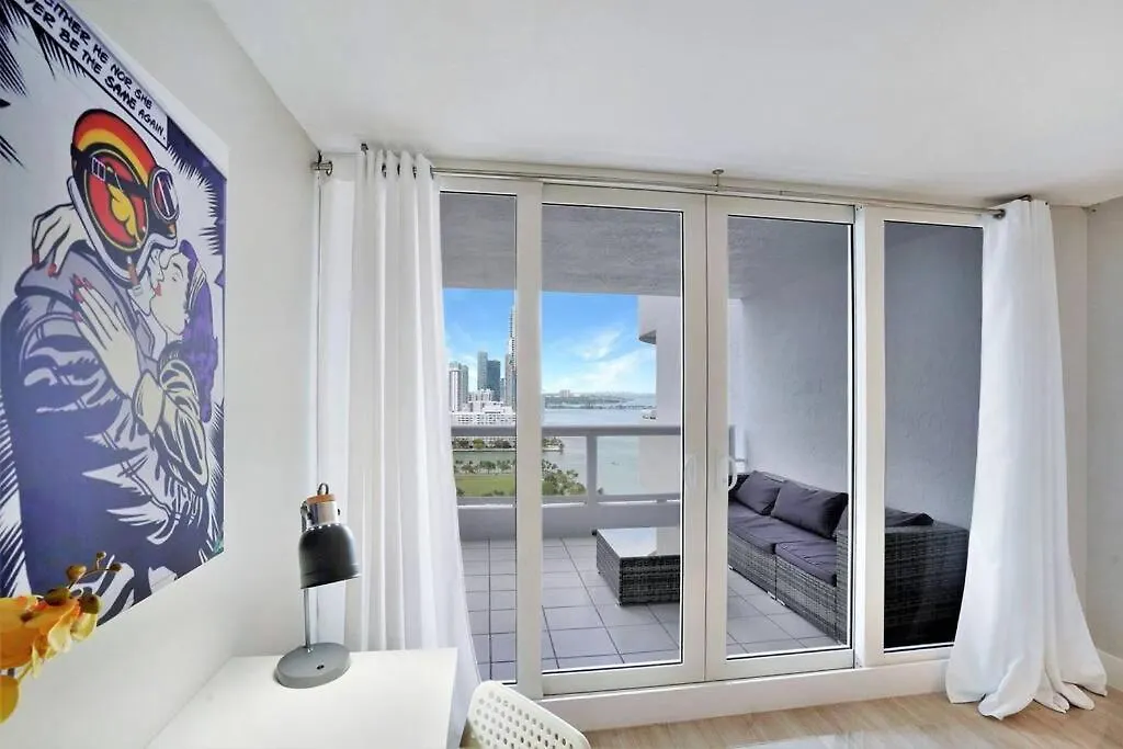 Endless Summer! Incredible Water Views Apartment Miami