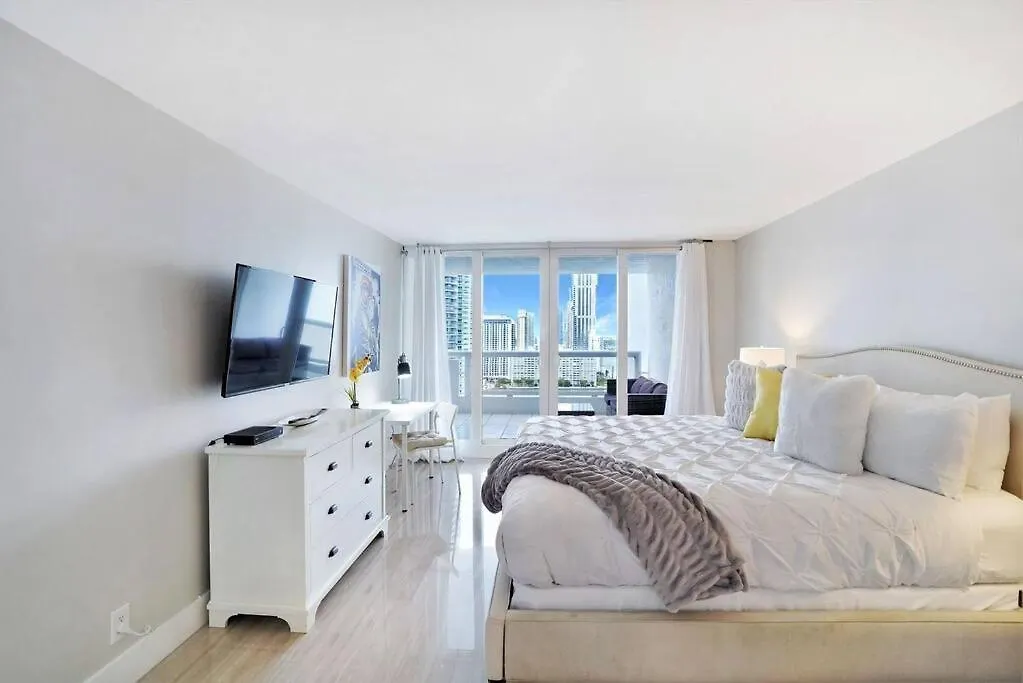 Endless Summer! Incredible Water Views Apartment Miami