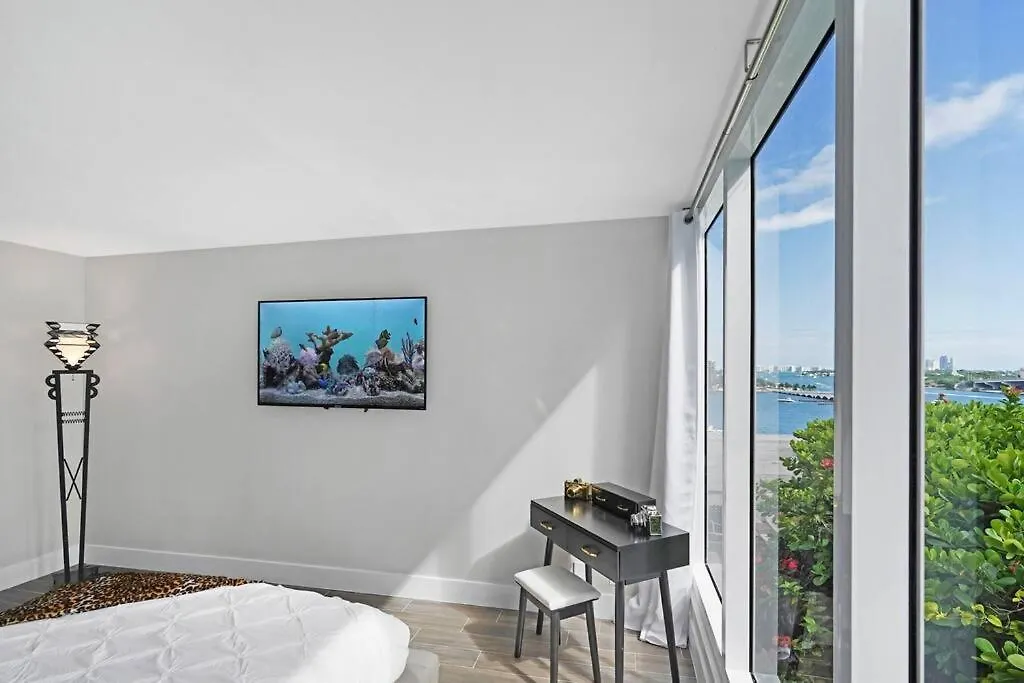 The Palms! Direct Water View Corner * 마이애미