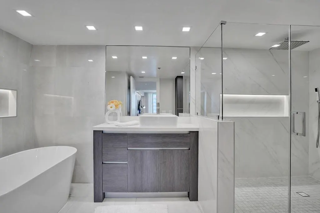 A Wave From It All! Direct Water Views! Apartment Miami
