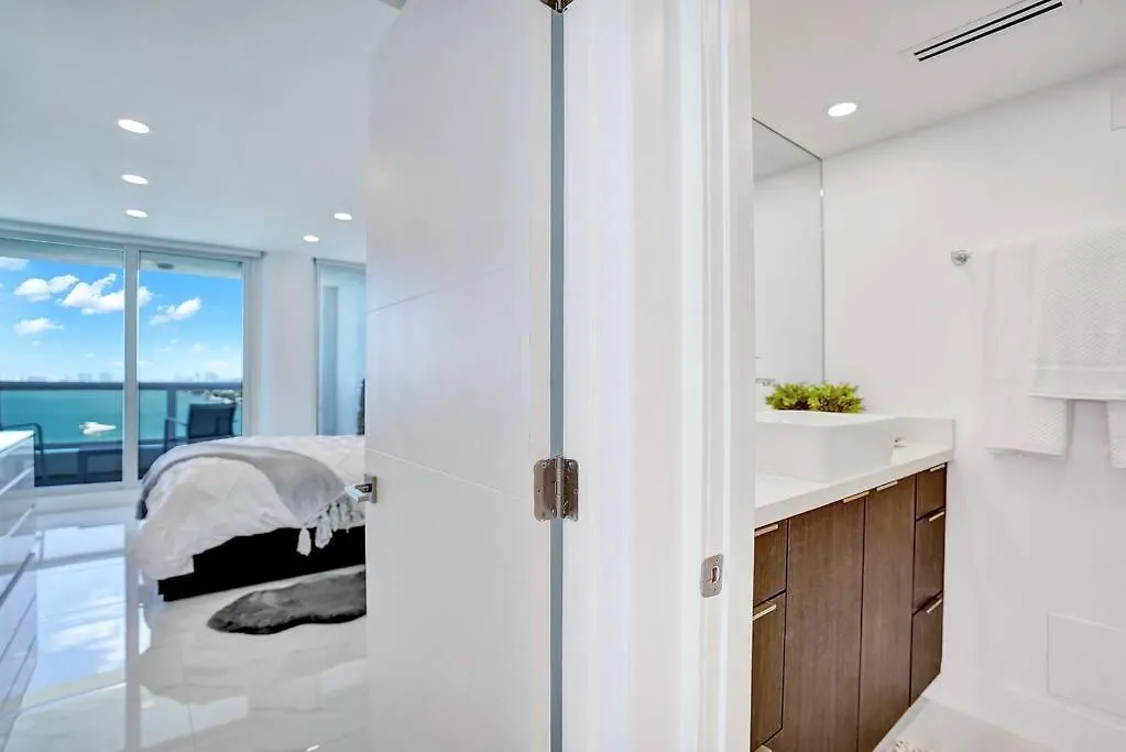 Apartment Feels Like Summer ~ Panoramic Water Views! Miami