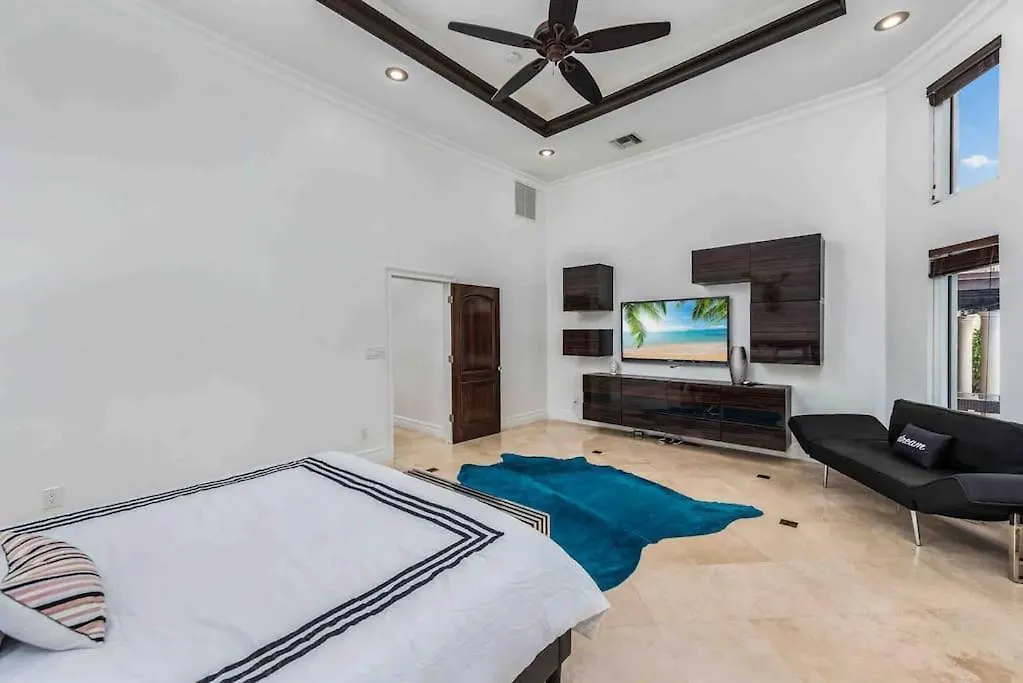 Sleeps 18 In Shores With Movie Theater / Pool / Jacuzzi