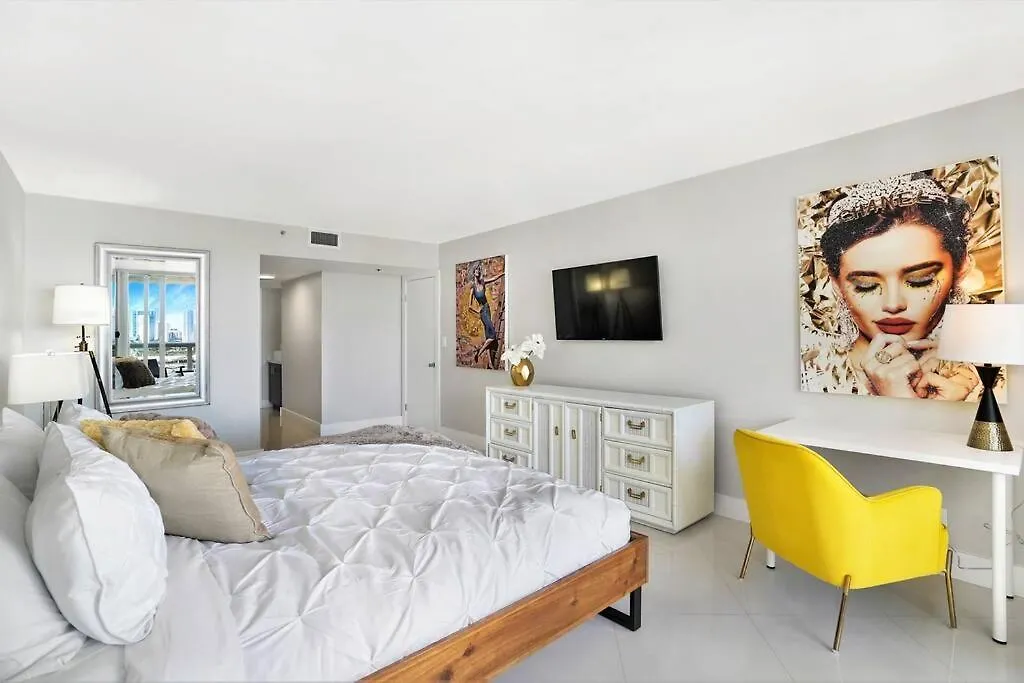 Meet Me In Miami! Impressive Skyline Views Apartment