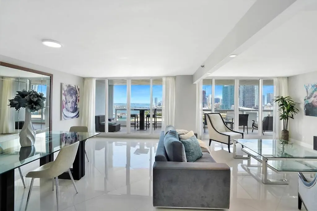 Meet Me In Miami! Impressive Skyline Views Apartment