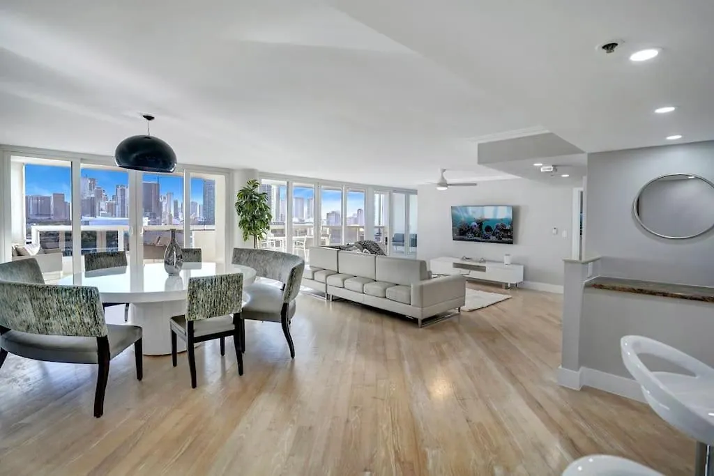 Apartment Over The Moon! Skyline And Water Views! *